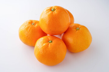白背景のみかん