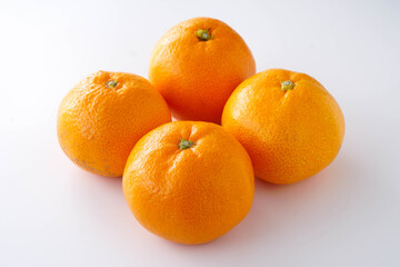 白背景のみかん