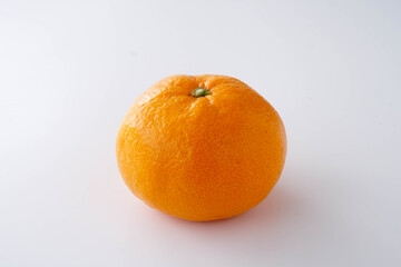 白背景のみかん