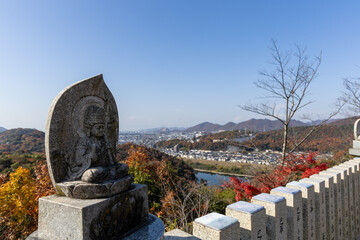 秋の寂光院から眺める犬山市と木曽川の風景

