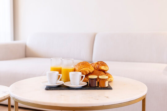 Plateau petit-d&eacute;jeuner pos&eacute; sur une table basse dans un salon