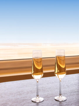 Coupes de champagnes face &agrave; la plage