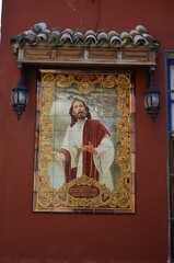Obraz premium Cordoba, Spain 03.27.2019: Madonna tiled and shouted ceramic on the facade of the house on the square of Compas de San Francisco by C J Soriono