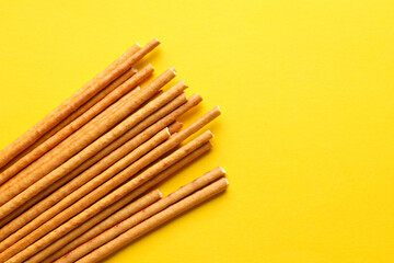 Obraz premium Cracker sticks on yellow background close up