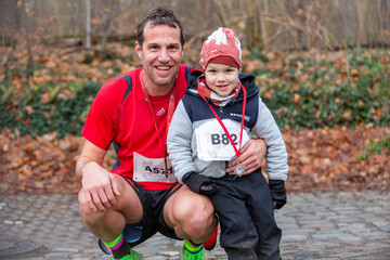 Fototapeta premium Papa und Sohn bei einem Laufwettkampf