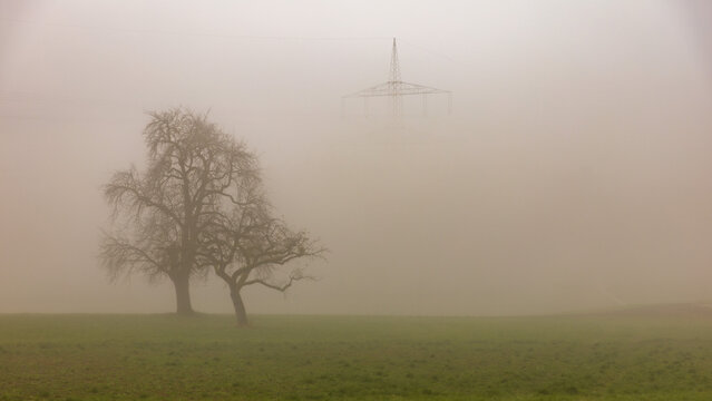 Strommast im Nebel