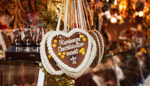 Lebkuchenherz auf N&uuml;rnberger Christkindlesmarkt, traditioneller Weihnachtsmarkt in Deutschland, beliebtes Reiseziel f&uuml;r Touristen w&auml;hrend der Weihnachtszeit