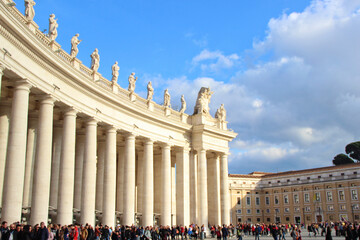 Naklejka premium St. Peter's Square Vatican City Colonnade with Statues and Tourists