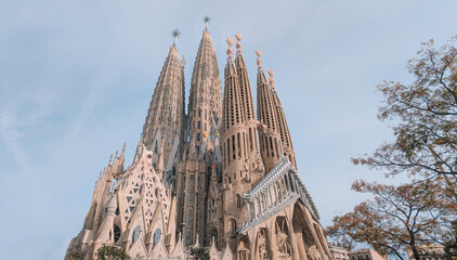 TMajestic Sagrada Familia Basilica Spires Against a Blue Sky