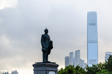 Sun Yat-sen Memorial Statue, Hong Kong Park with Modern Skyline © ChuThi