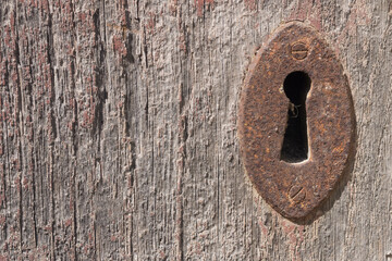 Cerradura sobre puerta de madera