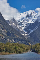 Obraz premium Snow-blanketed mountains in Milford Sound, Fiordland National Park