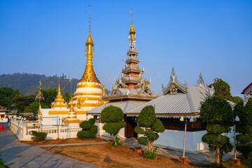 Naklejka premium Golden chedi of the Wat Chong Klang temple in Mae Hong Son, Northern Thailand