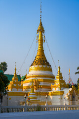 Fototapeta premium Golden chedi of the Wat Chong Klang temple in Mae Hong Son, Northern Thailand