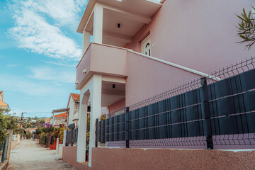 Wąska uliczka w małej Chorwackiej wiosce turystycznej. © Franciszek