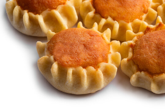 Pardulas, tipici dolci sardi con ricotta e zafferano, dessert italiano 