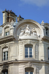 Obraz premium Ornate Paris Haussmann Facade with Sculptures and Stone Details