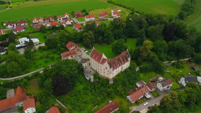 Schloss Haunsheim in Haunsheim im Landkreis Dillingen an der Donau in Deutschland Luftaufnahme. Haunsheim Castle and garden English style aerial view in Bavaria, Germany. Neogothic style. 