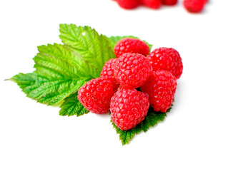 maliny leżące na liścia, czerwone maliny, maliny z zielonym liściem, fresh raspberries, red raspberries, juicy raspberries with a green leaf, Rubus idaeus, rasberry view from above, białe tło © kateej