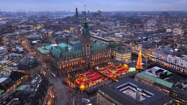 Historic Christmas market on Rathausmarkt in downtown Hamburg, Germany in the evening. Hamburger Weihnachtsmarkt Rathaus