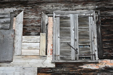 Fassadendetail eines leerstehenden alten Holzhauses in Lettland