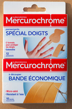 deux bo&icirc;tes de pansements de la marque Mercurochrome, France	