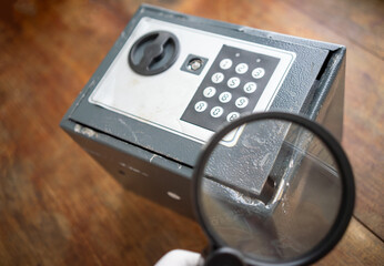 Traces of safe breaking.To see the signs of a robbery in the apartment.