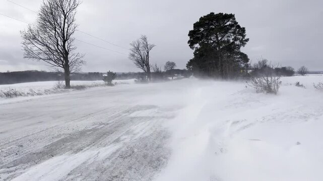 Snow-covered road swept by strong winds and laden with snow - Route enneig&eacute;e balay&eacute;e par des vents forts et charg&eacute; de neige