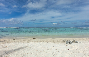 Fototapeta premium Plage au lagon bleu turquoise de l'île Moorea en Polynésie