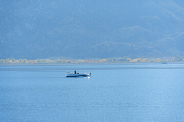 Obraz premium Boating on Calm Waters of Lake Perris on a Sunny Day