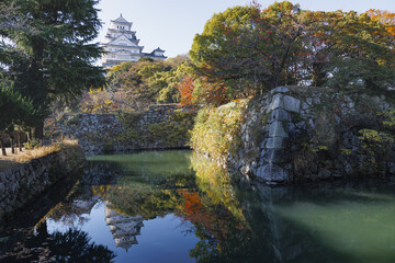 お濠の石垣と水面に映る姫路城