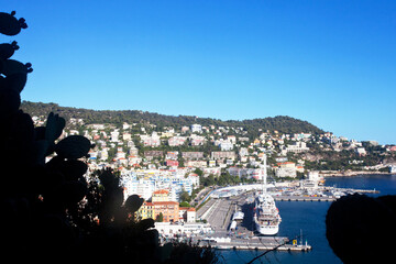 Obraz premium Widok na port i wille zamożnych, Prowansja-Alpy-Lazurowe Wybrzeże, Alpy Nadmorskie, Nicea, Francja, View of the harbor and villas of the wealthy, Provence-Alpes-Côte d'Azur, Alpes-Maritimes, Nice, Fr