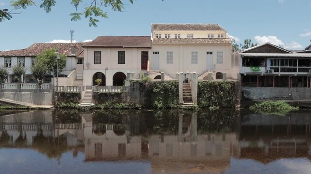 Vista da beira do Rio Nhundiaquara em Morretes no Paran&aacute; com arquitetura hist&oacute;rica