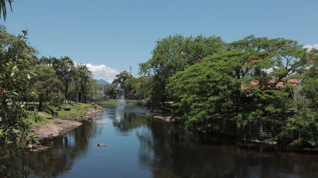 Vista da beira do Rio Nhundiaquara em Morretes no Paran&aacute; com arquitetura hist&oacute;rica