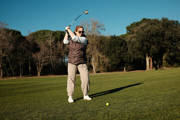 Obraz premium woman playing golf in the green fairway club
