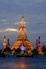 Naklejka premium Stunning evening view of Wat Arun temple illuminated in Bangkok, Thailand