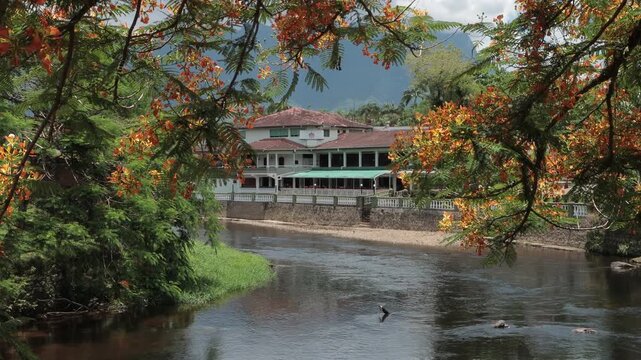 Vista da beira do Rio Nhundiaquara em Morretes no Paran&aacute; com arquitetura hist&oacute;rica