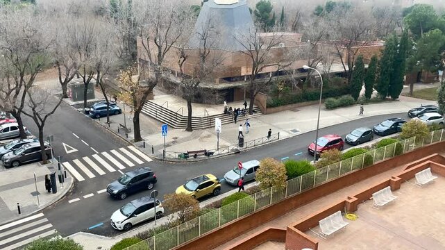 Calle de ciudad con personas, circulaci&oacute;n de coches, iglesia y ni&ntilde;os jugando con velocidad r&aacute;pida time lapse movimiento acelerado