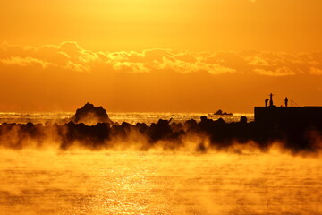 久礼湾と釣り人　（高知県　中土佐町）