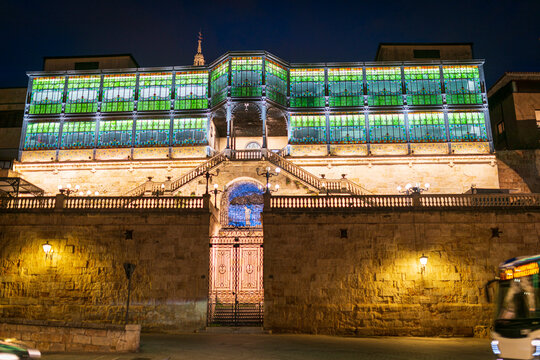 Casa Lis en Salamanca iluminada de noche, Casa Lis in Salamanca illuminated at night, Casa Lis in Salamanca bei Nacht beleuchtet, 夜にライトアップされたサラマンカのカサ・リス, Casa Lis &agrave; Salamanque illumin&eacute;e la nuit, Casa 