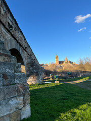 Catedral de Salamanca desde el embarcadero del R&iacute;o Tormes, Salamanca Cathedral from the Tormes River dock, Kathedrale von Salamanca vom Anlegesteg am Fluss Tormes, サラマンカ大聖堂 トルメス川の船着き場から, Cath&eacute;drale de