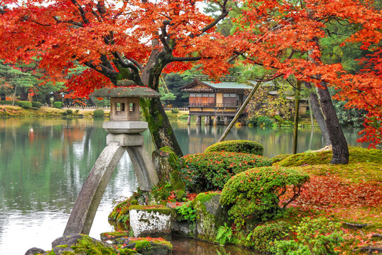 紅葉の兼六園・ことじ灯籠 / Kotoji Lantern at Kenrokuen Garden in Autumn（石川/Ishikawa）
