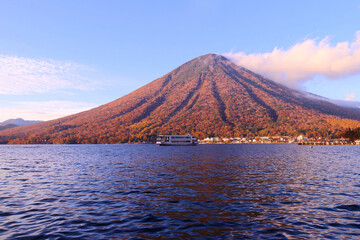 奥日光　中禅寺湖から見た男体山