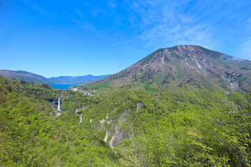 奥日光　明知平から見た新緑の男体山と華厳の滝