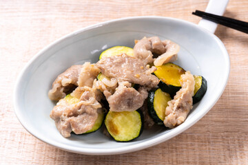 ズッキーニと豚の塩こうじ炒め