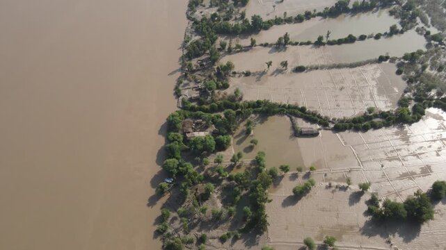 Flood Destroying popultaion and homes in pakistan punjab 