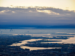 夜明け前、六甲山の風吹岩より大阪方面の景色