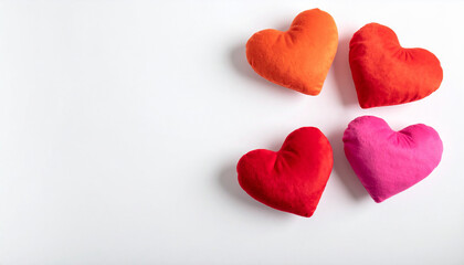 白背景に並ぶカラフルなハートのクッション