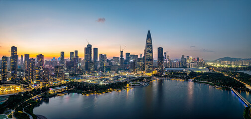 Obraz premium Panoramic aerial view of the modern city skyline of Shenzhen at dusk.
