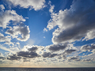 Obraz premium 秋の綺麗な青空と雲と海面の地平線の風景